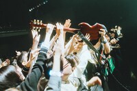 川谷絵音のギターに手を伸ばすオーディエンス。（Photo by Kazma Kobayashi）