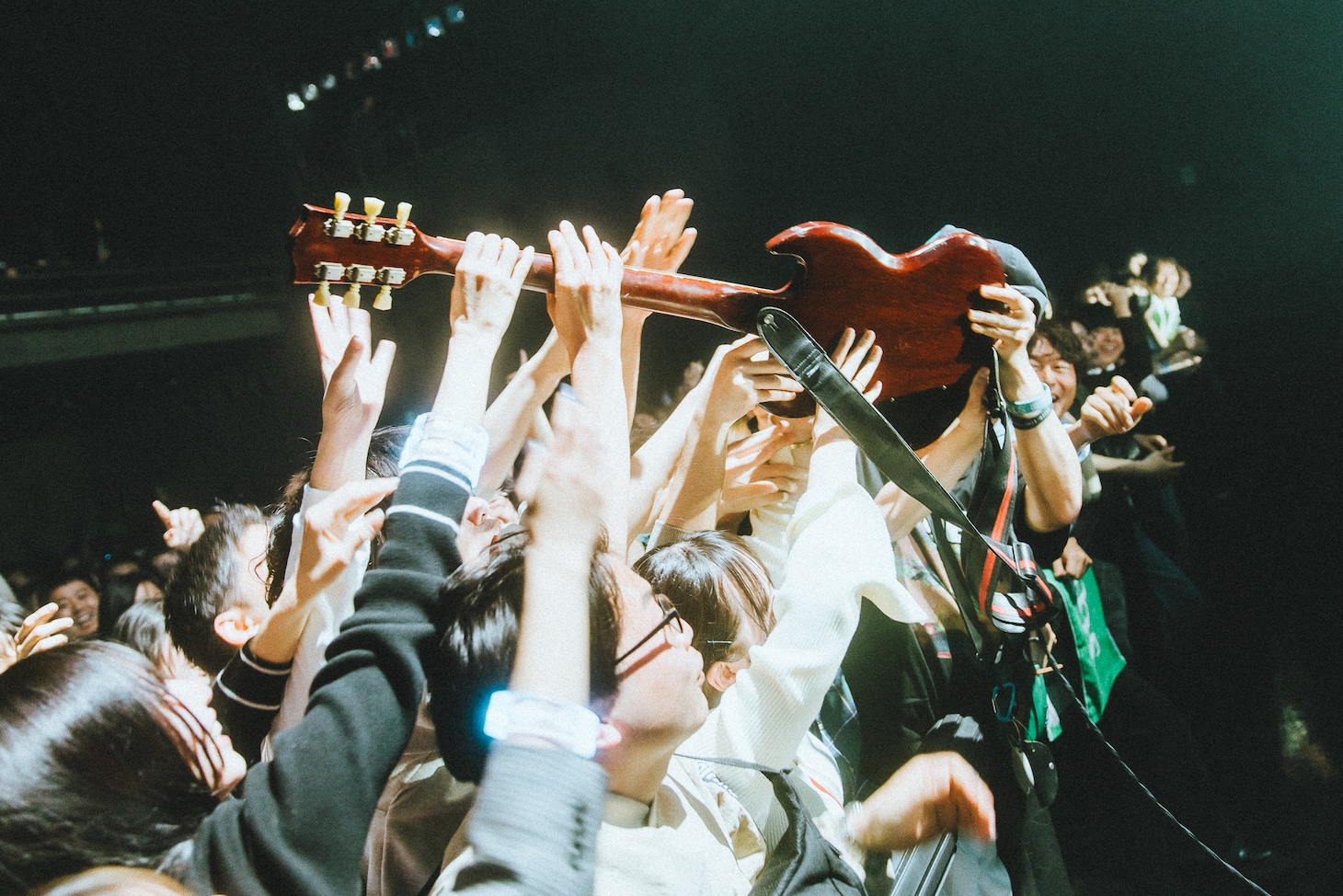 川谷絵音のギターに手を伸ばすオーディエンス。（Photo by Kazma Kobayashi）