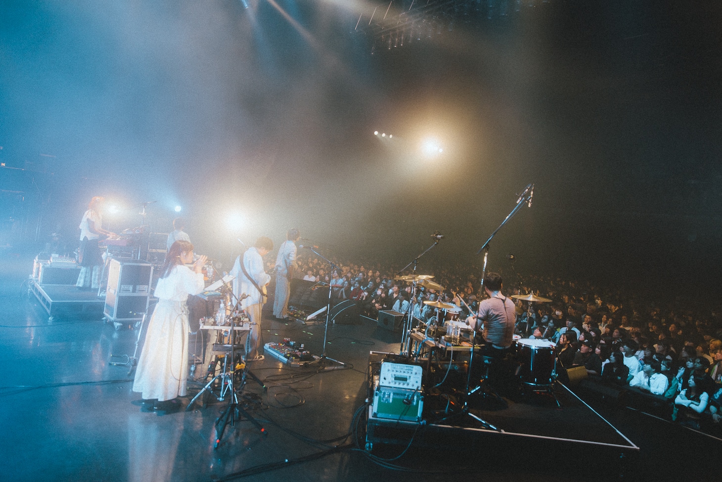 「the cabs two-man tour "MORGEN"」よりindigo la Endのステージの様子。（Photo by Kazma Kobayashi）