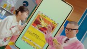 伊藤沙莉と長谷川忍（シソンヌ）。「Pokémon Trading Card Game Pocket（ポケポケ）」新CMより。