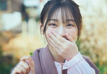 「週刊少年マガジン」22・23合併号より山下瞳月（櫻坂46）。