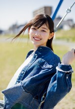 「週刊少年マガジン」22・23合併号より山川宇衣（櫻坂46）。