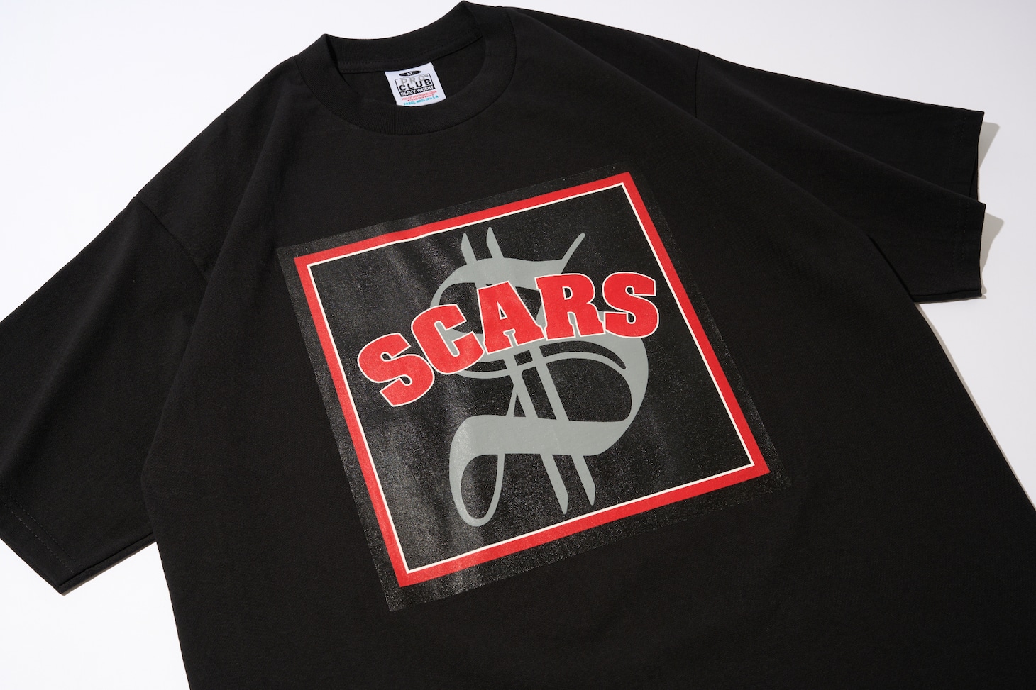 SCARS「THE ALBUM」のジャケットデザインを用いたTシャツ。