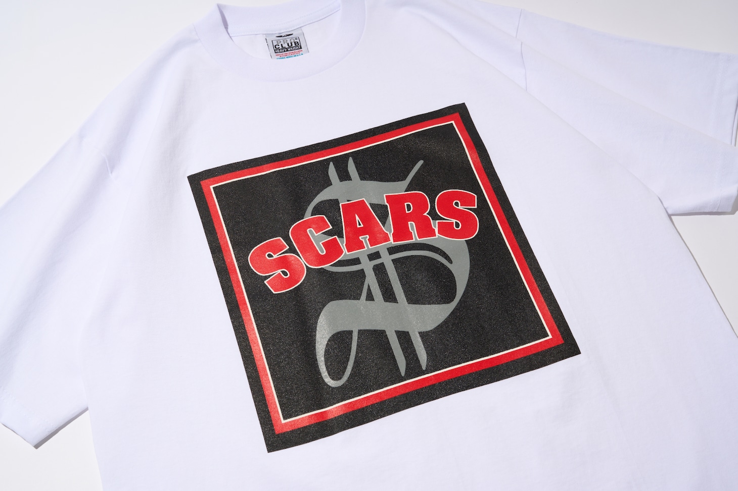 SCARS「THE ALBUM」のジャケットデザインを用いたTシャツ。