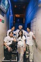 バンドメンバーとMICO。（Photo by Hiroki Yamaguchi）
