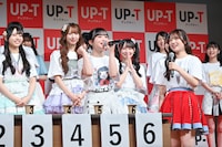 センブリ茶を選ぶメンバーたち。