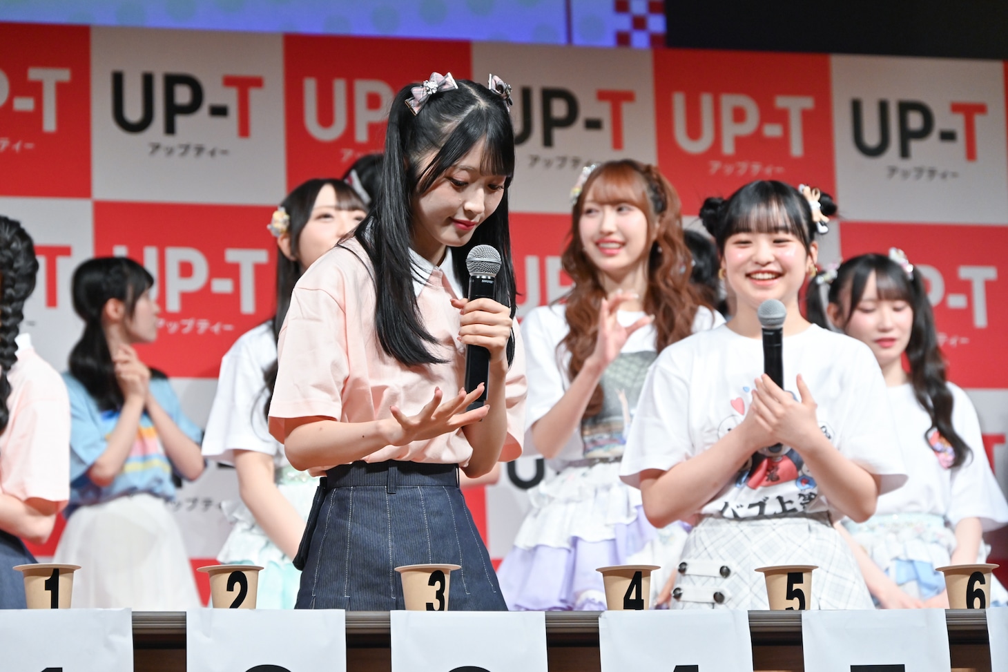 お茶を選ぶ佐藤綺星。