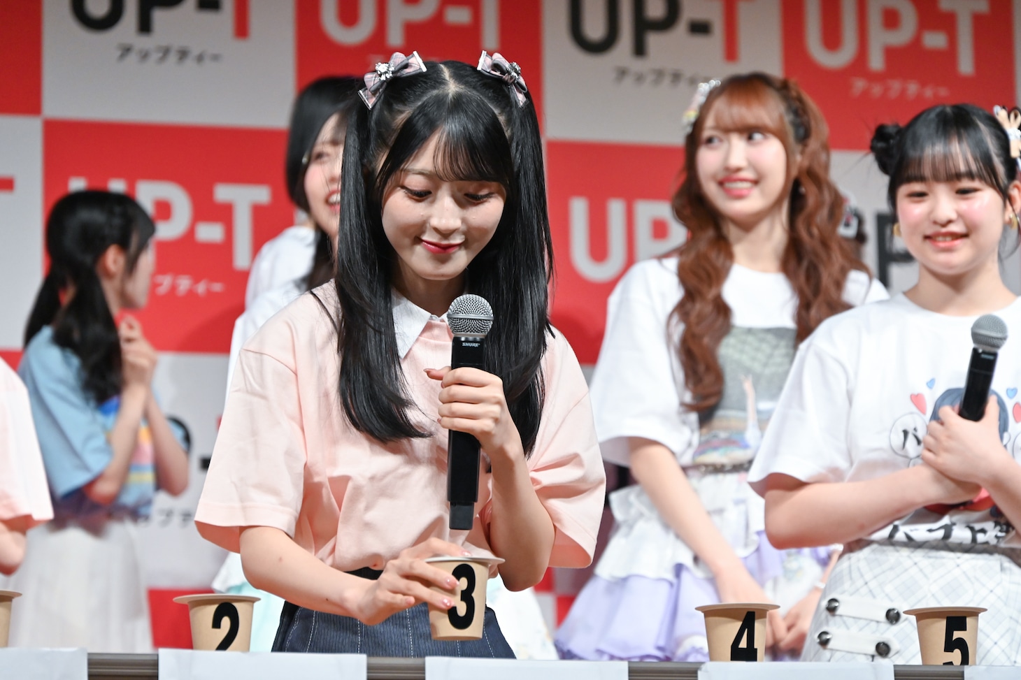 お茶を選ぶ佐藤綺星。