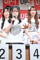 “超能力”でお茶を選ぶ青原優花。