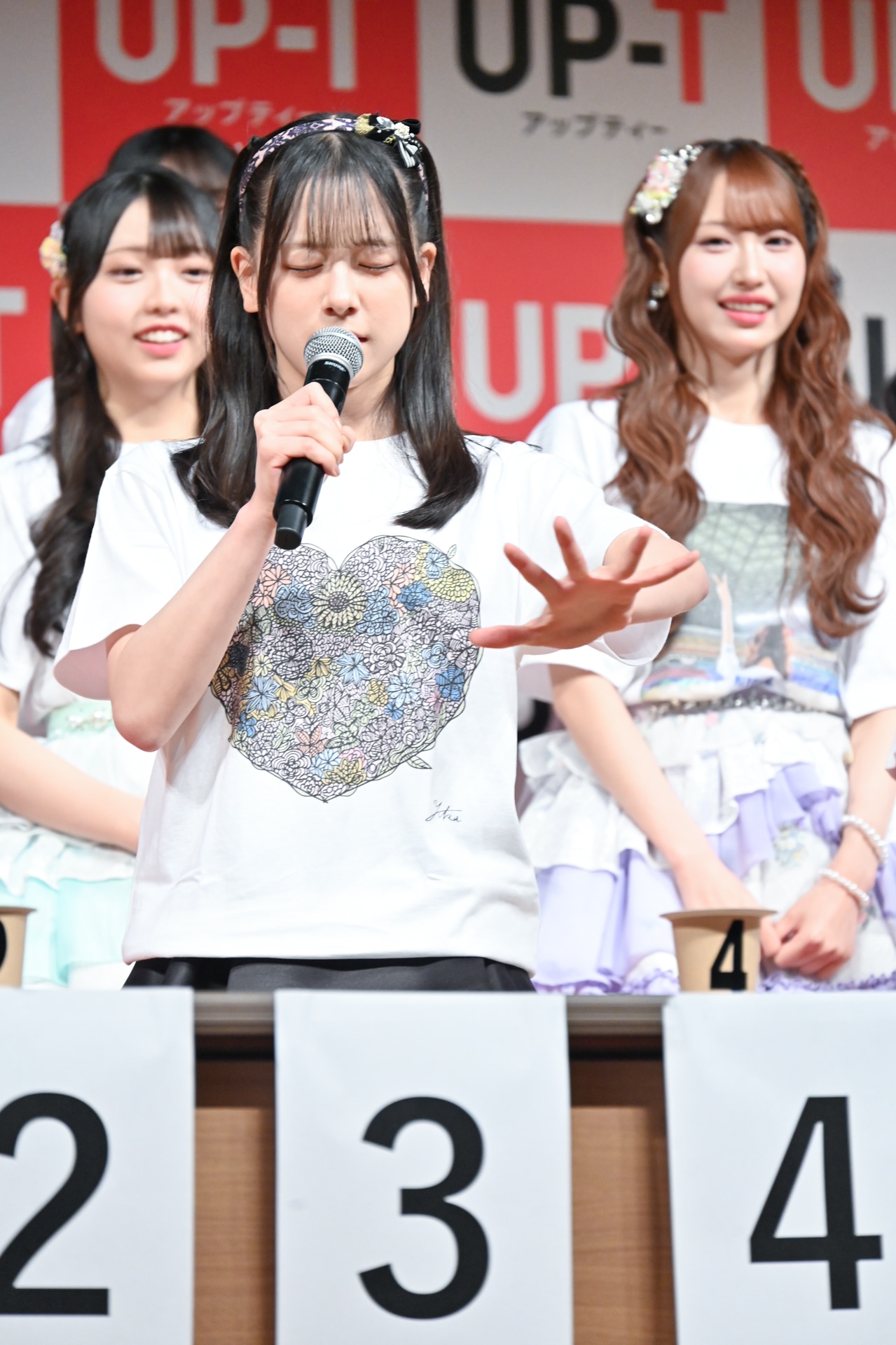 “超能力”でお茶を選ぶ青原優花。