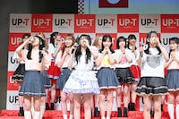 一斉にお茶を飲むメンバーたち。