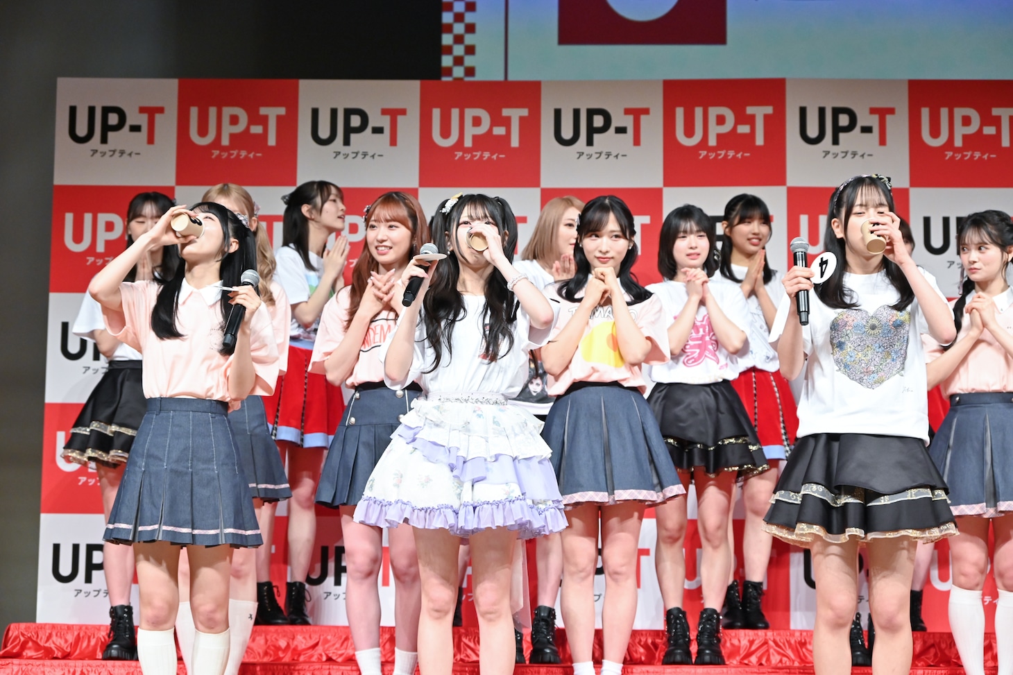 一斉にお茶を飲むメンバーたち。