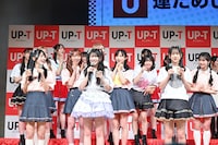 一斉にお茶を飲むメンバーたち。