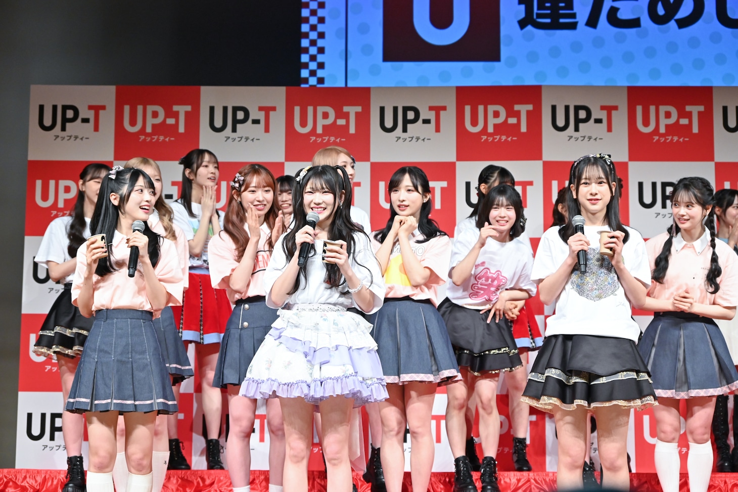 一斉にお茶を飲むメンバーたち。