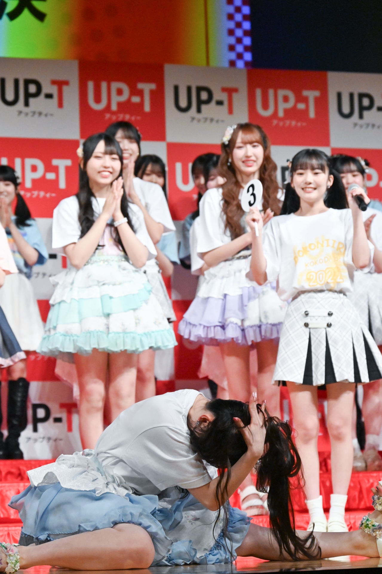 大村杏のパフォーマンスの様子。最後にポーズを決めた瞬間、メンバーから歓声が沸き起こった。