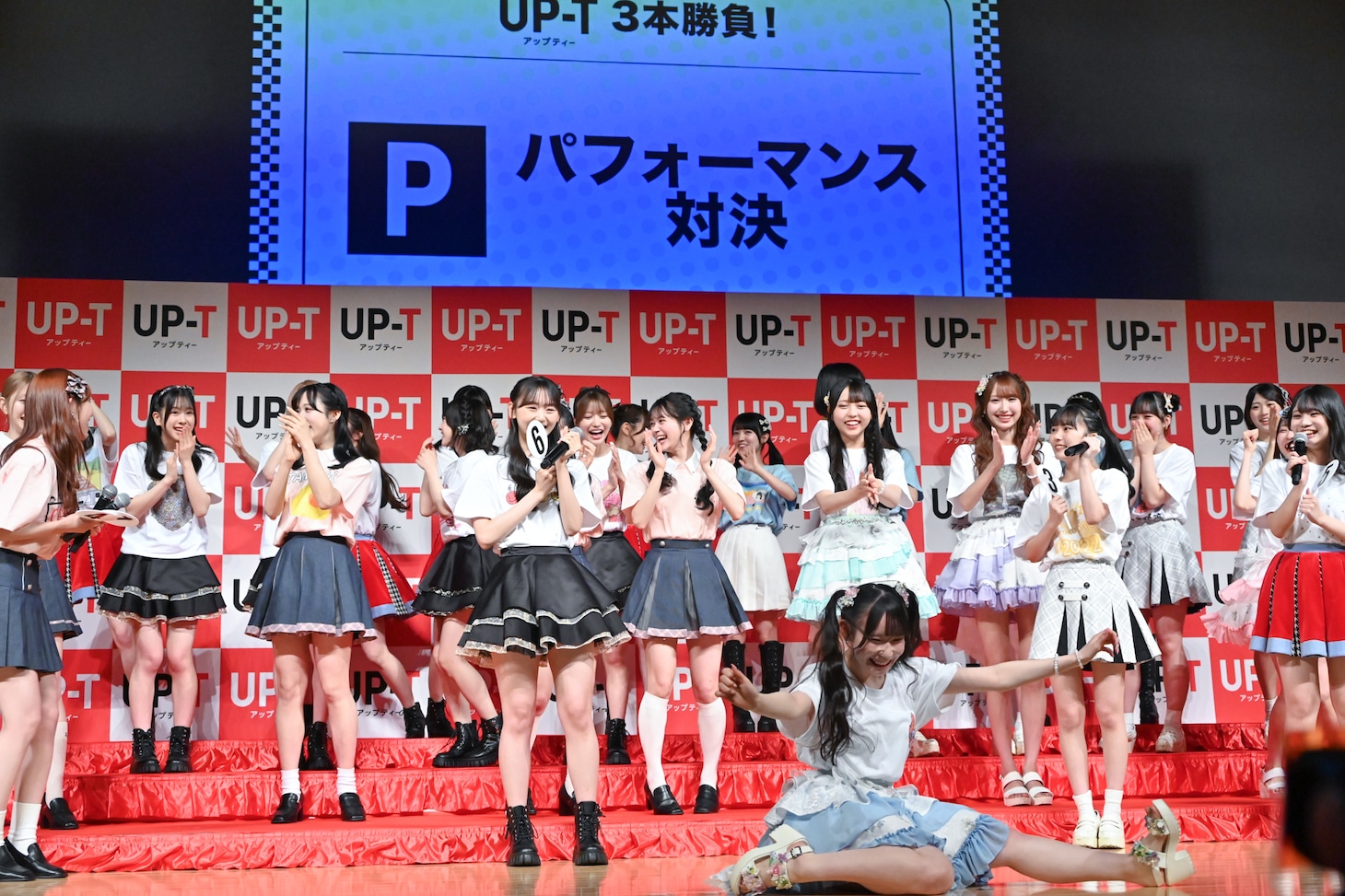 大村杏のパフォーマンスに沸き立つメンバーたち。