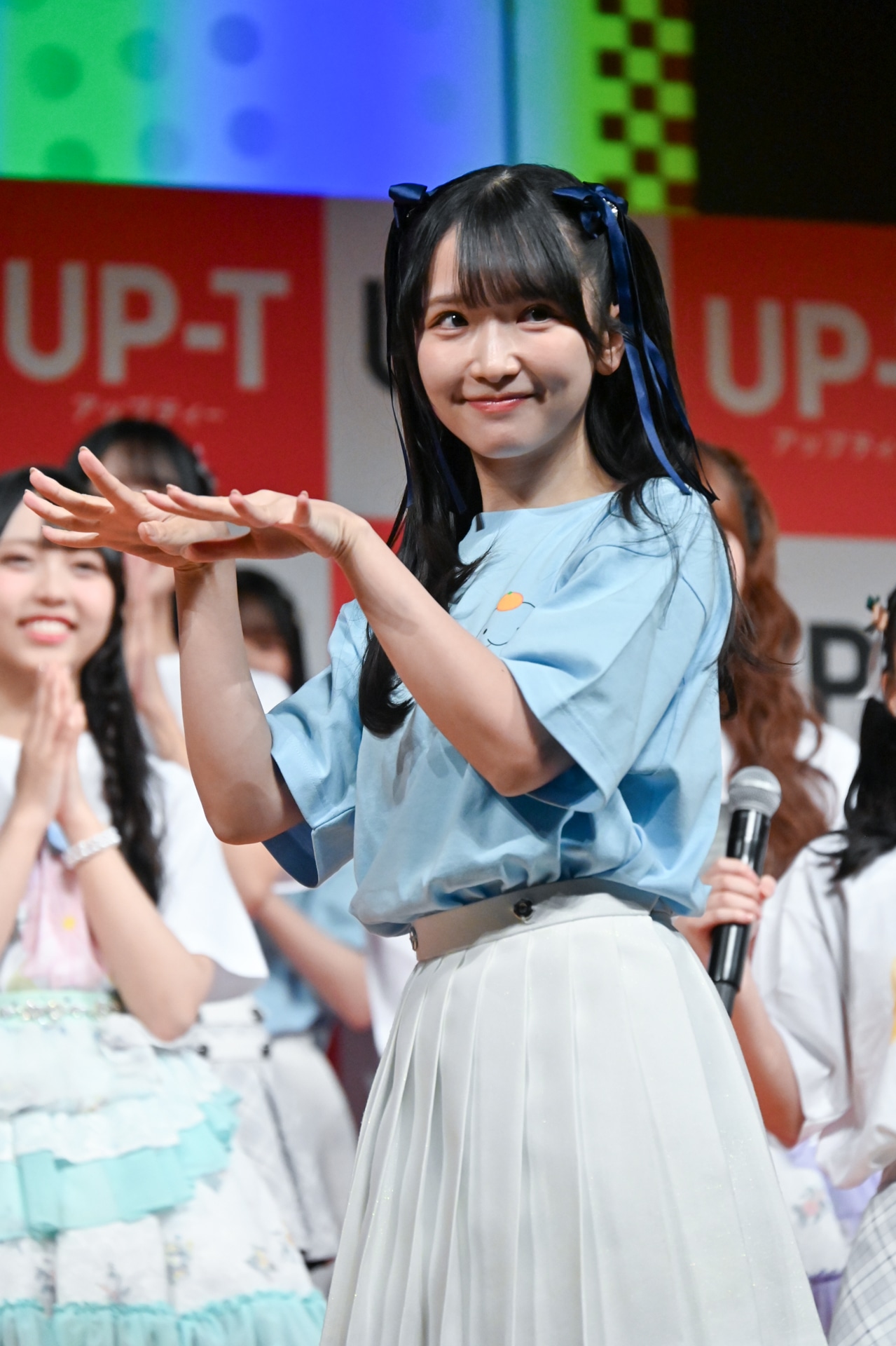 高雄さやかのパフォーマンスの様子。ひろゆきがパソコンを叩いている様子をダンスに取り入れた。