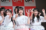 左から大村杏、浅井裕華、河村優愛。