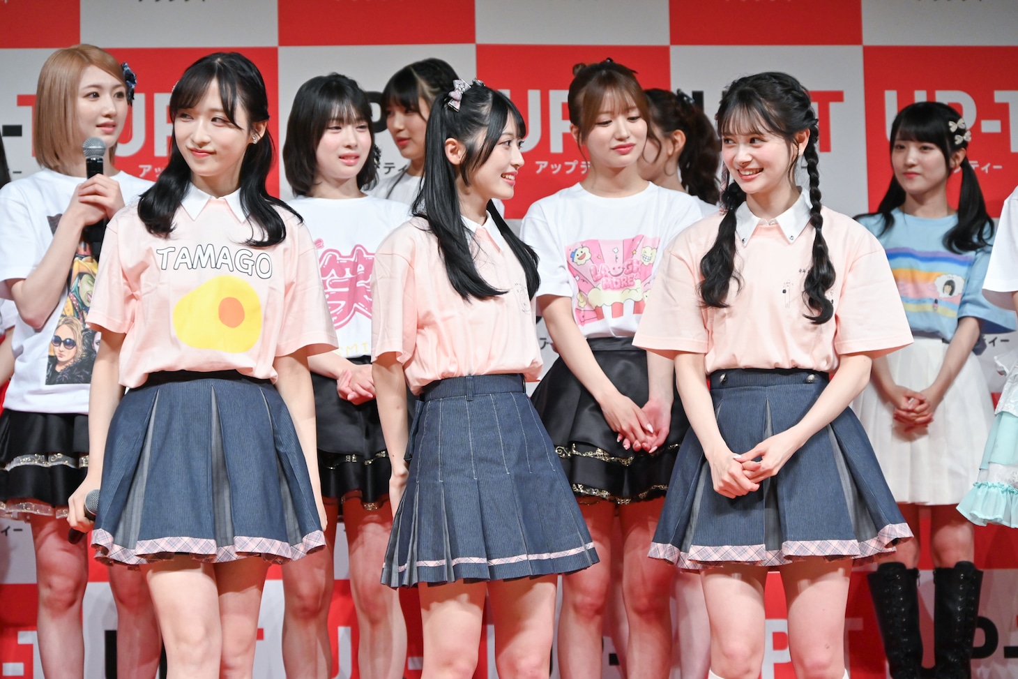 左から小栗有以、佐藤綺星、伊藤百花。