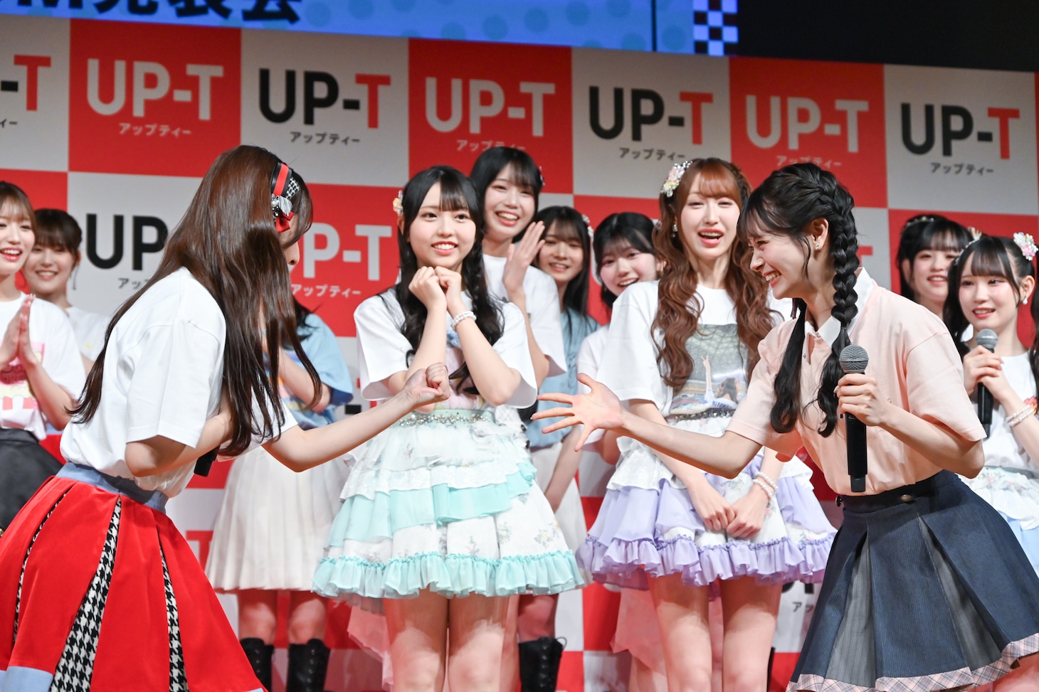 じゃんけん対決をする大塚七海と伊藤百花。