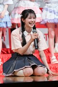 じゃんけんの結果、AKB48が最下位になってしまい、その場で崩れ落ちる伊藤百花。