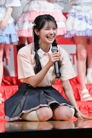 じゃんけんの結果、AKB48が最下位になってしまい、その場で崩れ落ちる伊藤百花。