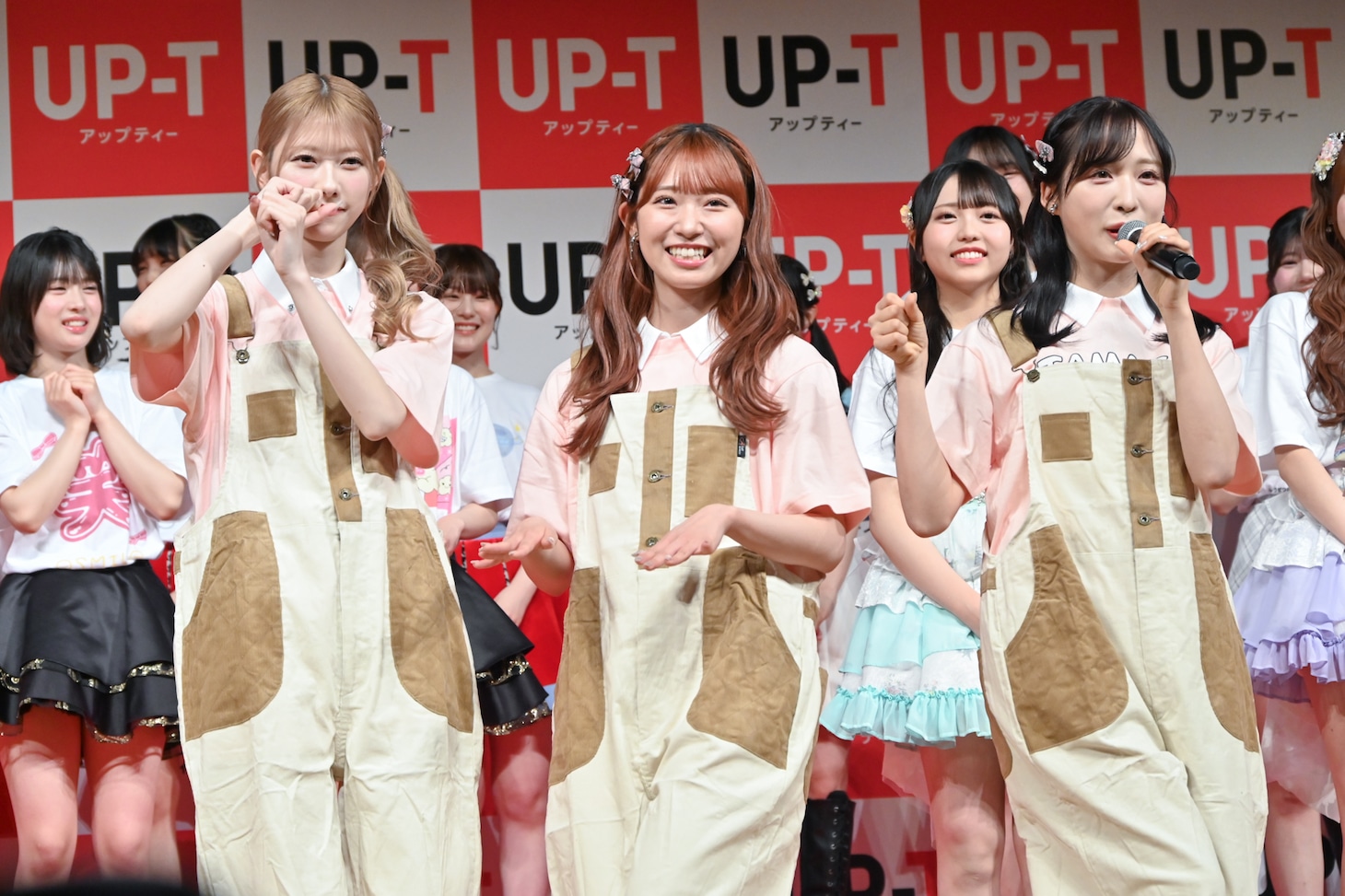 左から千葉恵里、山内瑞葵、小栗有以。