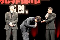 渋川清彦から「止めるのが大変だった」と言われ、頭を下げるユンホ（中央）。