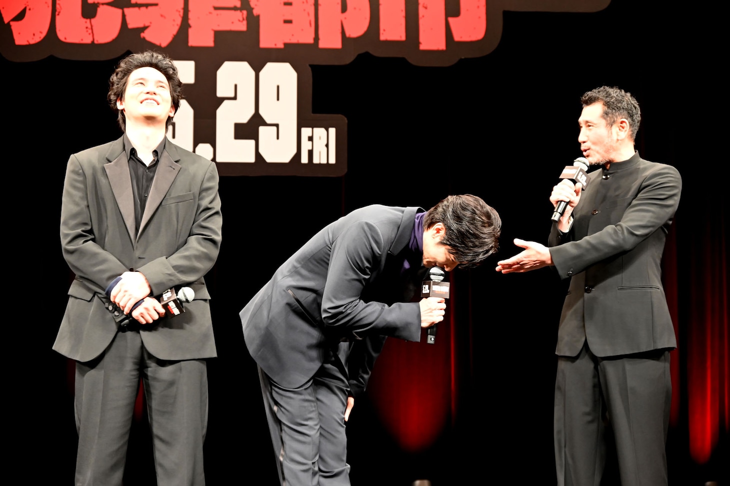 渋川清彦から「止めるのが大変だった」と言われ、頭を下げるユンホ（中央）。