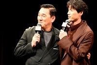 再会を喜び合うピエール瀧と福士蒼汰。