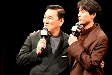 再会を喜び合うピエール瀧と福士蒼汰。