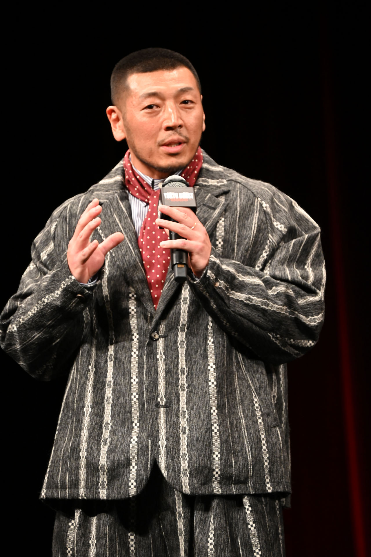 生麩のお菓子のおいしさを語る後藤剛範。