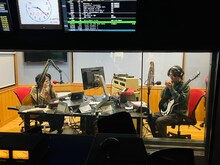 スタジオライブを収録するBialystocks甫木元空（左）と井手健介（右）。