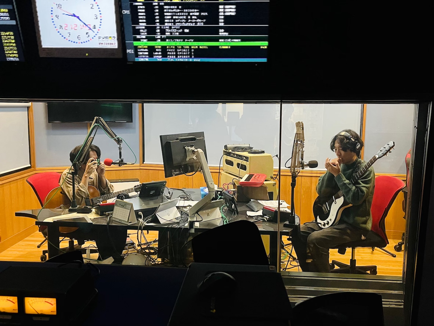 スタジオライブを収録するBialystocks甫木元空（左）と井手健介（右）。