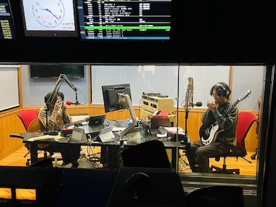 スタジオライブを収録するBialystocks甫木元空（左）と井手健介（右）。