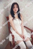 金川紗耶（乃木坂46）1st写真集の特典2「本編未公開カットプロフィールカード」（撮影：三宮幹史）