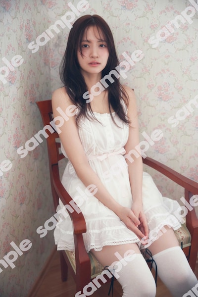 金川紗耶（乃木坂46）1st写真集の特典2「本編未公開カットプロフィールカード」（撮影：三宮幹史）