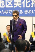 「渋谷駅前クリーンキャンペーンセレモニー」に登壇した鈴木雅之。
