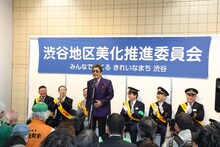「渋谷駅前クリーンキャンペーンセレモニー」に登壇した鈴木雅之。