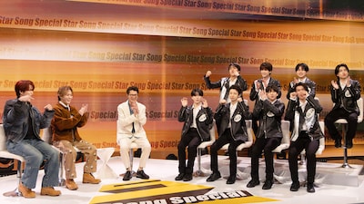 吉澤閑也（Travis Japan）、松倉海斗（Travis Japan）、芝大輔（モグライダー）、ジュニアのトークの様子。©Storm Labels Inc.