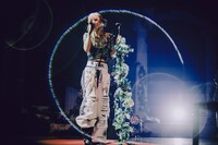 Asakura（Vo, G）（Photo by Ray Otabe）