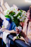 Asakura（Vo, G）からファンに手渡された花束。（Photo by Ray Otabe）