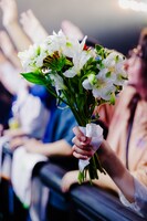 Asakura（Vo, G）からファンに手渡された花束。（Photo by Ray Otabe）