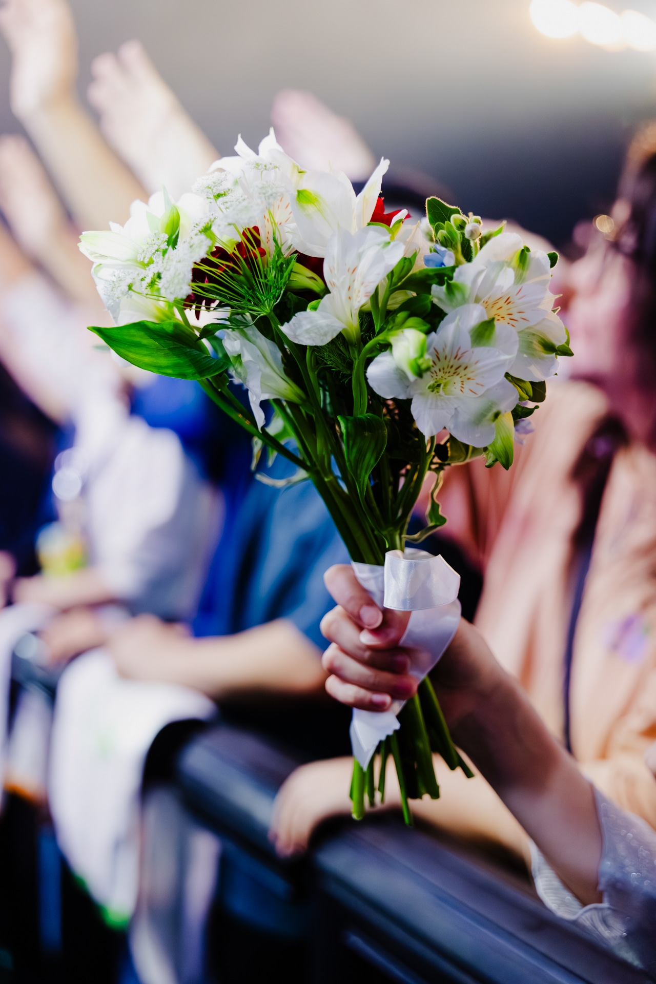 Asakura（Vo, G）からファンに手渡された花束。（Photo by Ray Otabe）