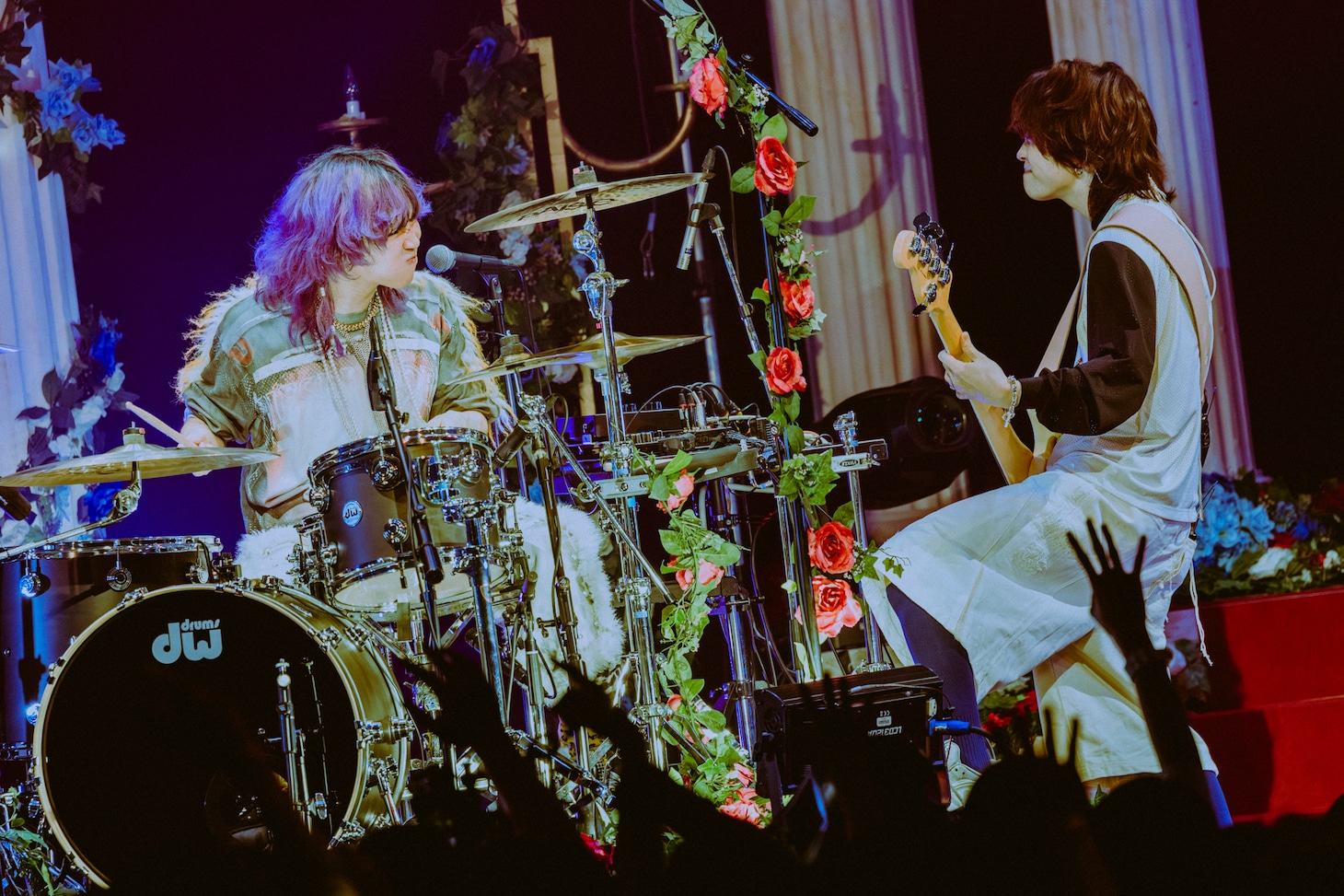 左からtakachi（Dr, Track make）、サポートメンバーの森光奏太（B / dawgss）。（Photo by Ray Otabe）