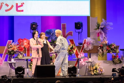 「AAA 20th Anniversary -Always, All Around-」にて、ジェスチャーゲームのお題「ゾンビ」に苦戦する末吉秀太、宇野実彩子、與真司郎（左から）。