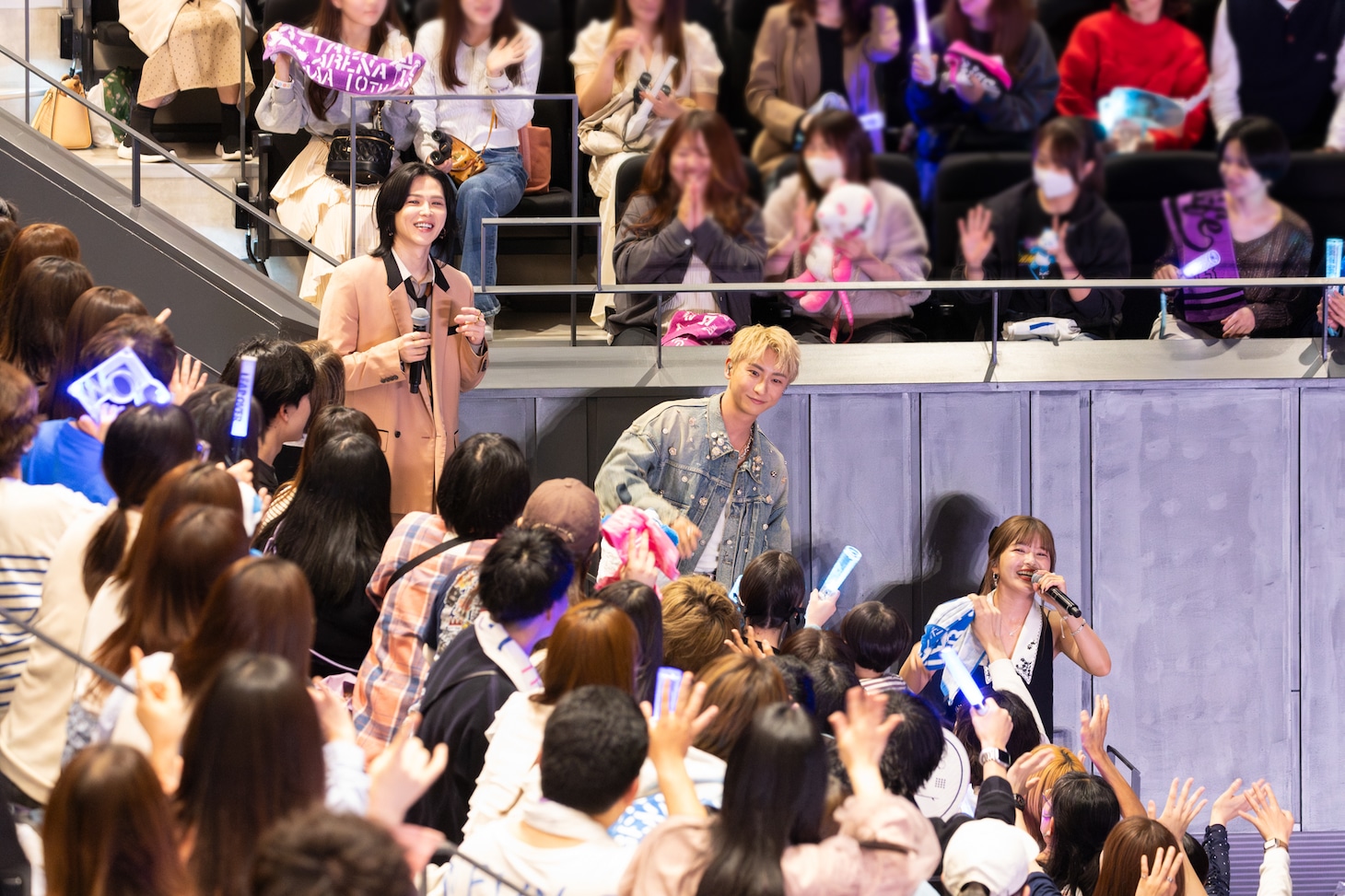 「AAA 20th Anniversary -Always, All Around-」にて、客席に登場した末吉秀太、與真司郎、宇野実彩子（左から）。