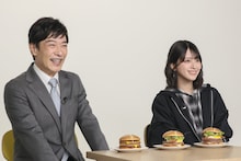 イコラブ佐々木舞香、サムライマックを頬張り堺雅人と顔を見合わせる