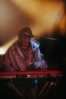 井上惇志（Key / showmore）（Photo by Leo Iizuka）