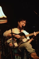 弾き語りを披露するSIRUP。（Photo by Leo Iizuka）